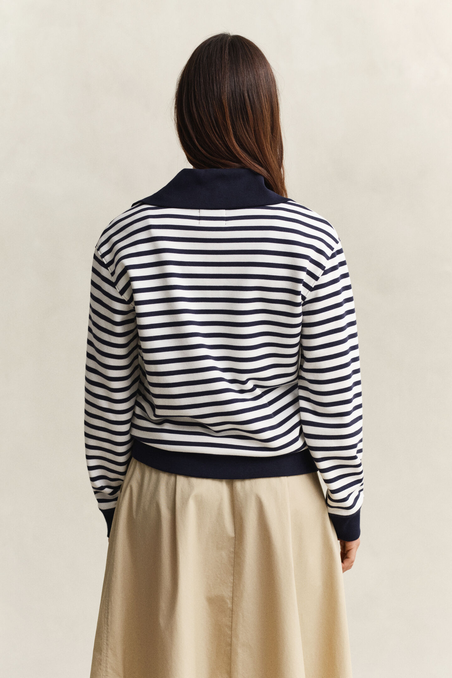 Stribet sweatshirt med halv lynl&aring;s