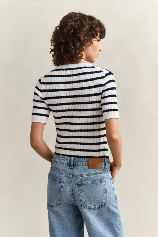 Kabelstrikket sweater med striber og korte &aelig;rmer
